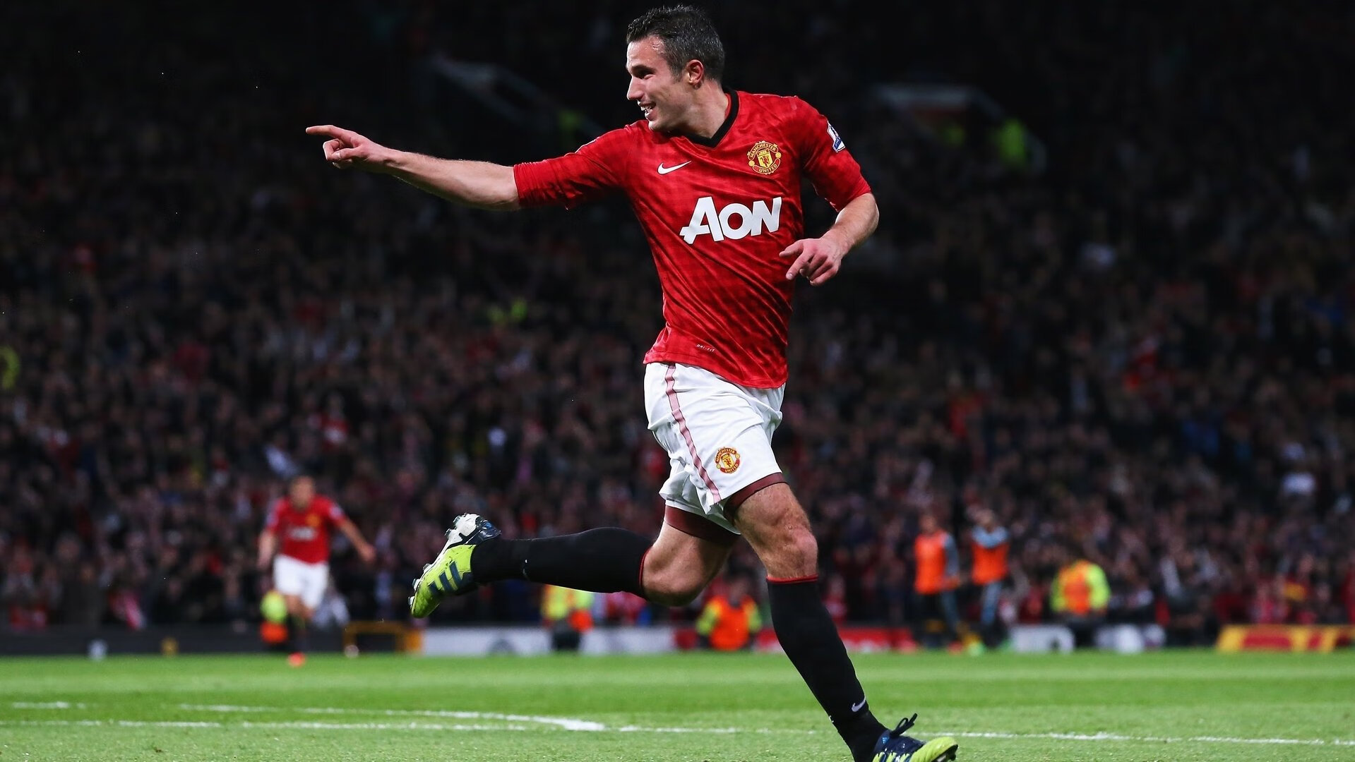 德甲争冠战之夜，英格拉姆存在感拉满，当篮球巨星照亮足球绿茵